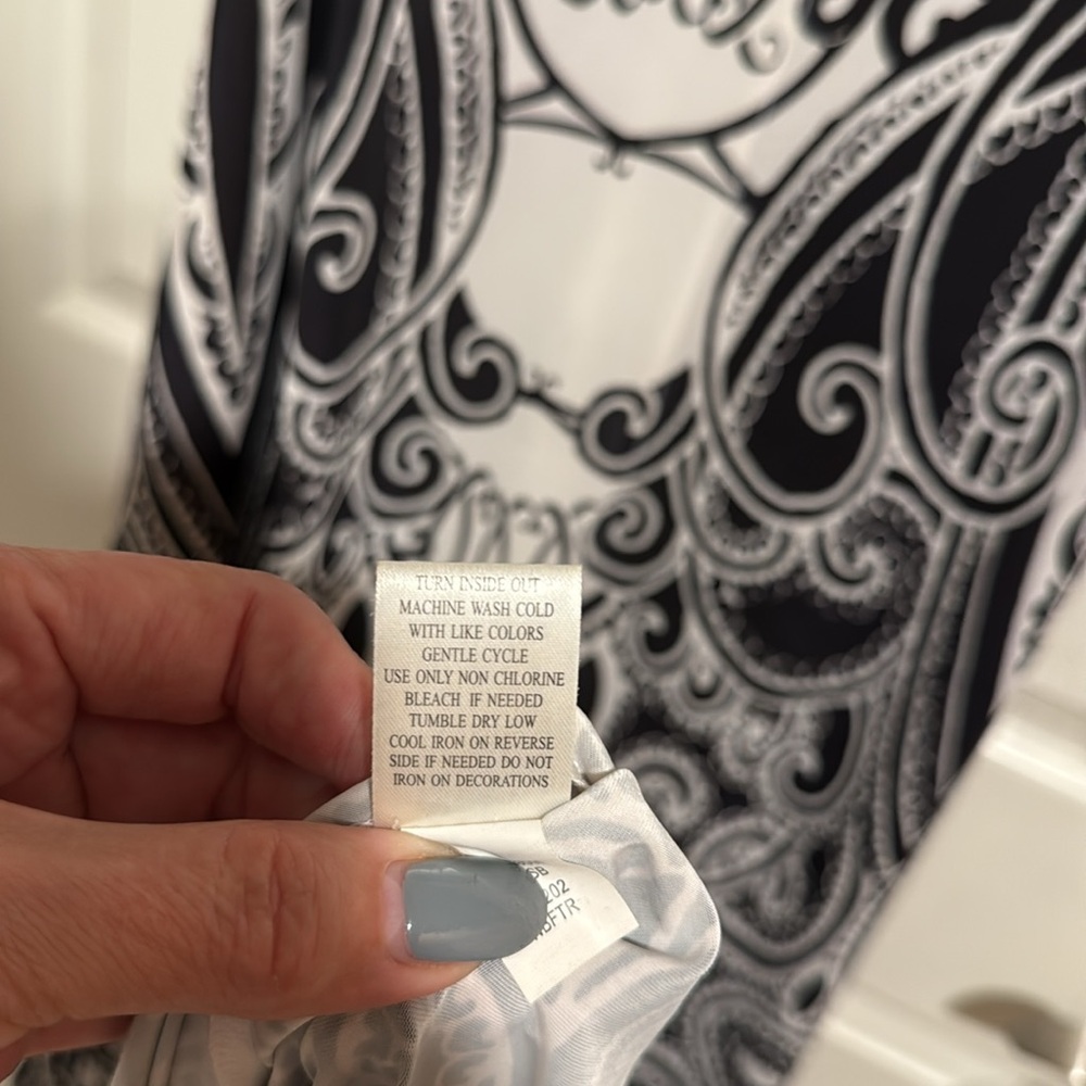 Black and White One World So cute on sundress. Size large - Picture 6 of 8